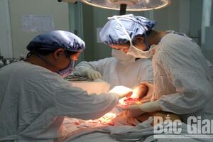Bệnh viện Đa khoa tỉnh Bắc Giang cấp cứu nối lại cẳng chân cho bệnh nhân bị máy xén cỏ cắt đứt