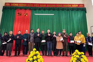 Bệnh viện Đa khoa tỉnh Bắc Giang trao tặng quà tết cho các gia đình chính sách, hộ nghèo có hoàn cảnh khó khăn trên địa bàn xã Hộ Đáp, huyện Lục Ngạn