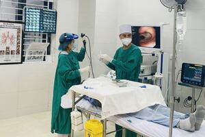 Nội soi phế quản có sinh thiết khối U phổi trái cho bệnh nhân nam 66 tuổi