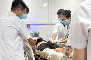 Khung sắt nặng 1 tấn rơi trúng người, nam thanh niên người Trung Quốc chấn thương nghiêm trọng