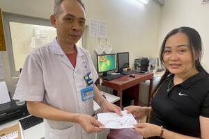 Bệnh viện Đa khoa tỉnh Bắc Giang trao trả lại đồ vật thất lạc cho người bệnh.