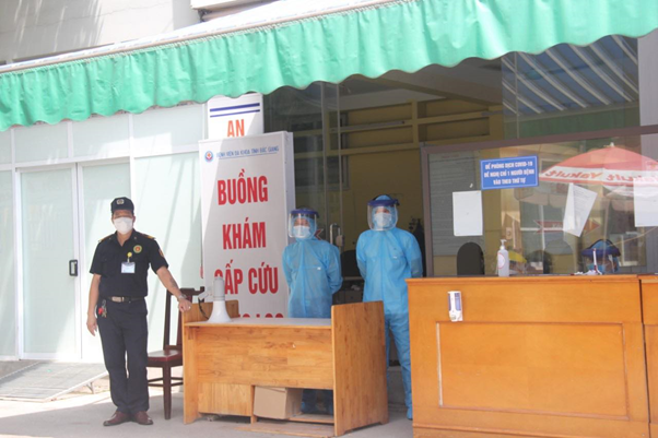  Buồng khám cấp cứu được bố trí ngăn nắp, sạch sẽ với  dung dịch sát khuẩn, rửa tay..