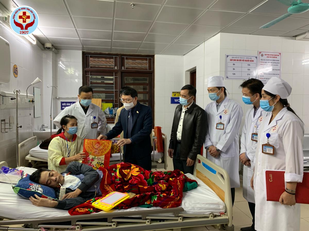 Đồng chí Lê Ánh Dương, Phó Bí thư tỉnh uỷ, Chủ tịch UBND tỉnh cùng đoàn trao quà tết cho bệnh nhân tại khoa Hồi sức tích cực trong dịpTết Nguyên đán Tân Sửu 2021