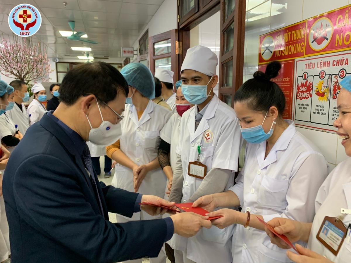 đồng chí Lê Ánh Dương, Phó Bí thư tỉnh uỷ, Chủ tịch UBND tỉnh tặng lì xì cho cán bộ y bác sĩ khoa
