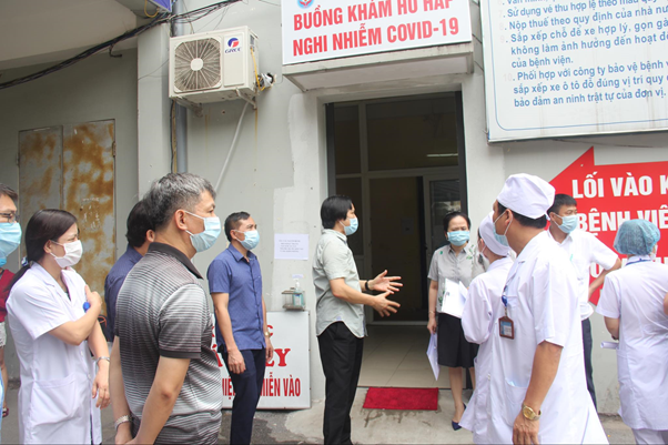 Đoàn công tác của Bộ Y tế kiểm tra công tác tiếp đón, sàng lọc bệnh nhân.