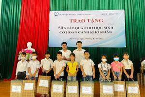Thăm và tặng quà các học sinh có hoàn cảnh khó khăn tại xã Đồng Cốc, huyện Lục Ngạn