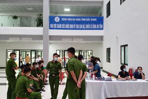 Bệnh viện Đa khoa tỉnh Bắc Giang tổ chức khám, tu vấn sức khỏe định kỳ cho 1.600 cán bộ, chiến sỹ công an Tỉnh