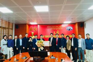 Lễ trao tặng Huy hiệu 30 năm tuổi Đảng cho Đồng chí Vũ Thanh Giang, Phó Bí thư Đảng uỷ, Phó Giám đốc bệnh viện