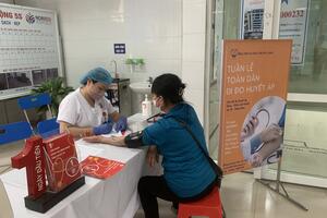Bệnh viện Đa khoa tỉnh Bắc Giang: Tổ chức Đo huyết áp và tư vấn miễn phí cho người bệnh và người nhà người bệnh đến khám tại Khoa Khám bệnh, Hưởng ứng ngày Thế giới phòng, chống tăng huyết áp năm 2023