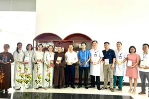 Trao tặng tủ sách miễn phí cho người bệnh tại Bệnh viện Đa khoa tỉnh Bắc Giang