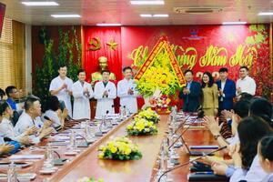Chủ tịch UBND tỉnh Lê Ánh Dương đến thăm và chúc Tết cán bộ, nhân viên y tế cùng người bệnh đang điều trị tại Bệnh viện Đa khoa tỉnh Bắc Giang