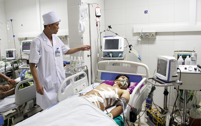 Bệnh nhân Nguyễn Văn Cảnh được theo dõi sau phẫu thuật tại Khoa Phẫu thuật gây mê hồi sức